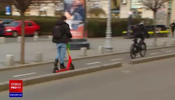 Tânăr filmat mergând cu 70 de km pe oră pe trotinetă. Deputații români vor lege dură. Ce schimbari ar avea loc
