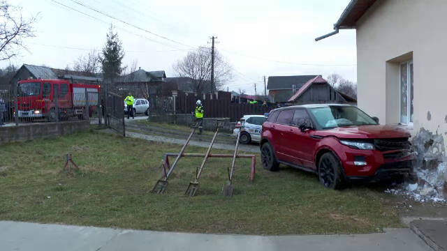 Cinci răniți, după ce un șofer băut a intrat cu mașina într-un grup de copii și s-a oprit într-o grădiniță, în Bistrița