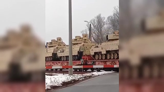 Primele imagini din Polonia cu transportoare blindate americane Bradley, aflate în drum spre Ucraina