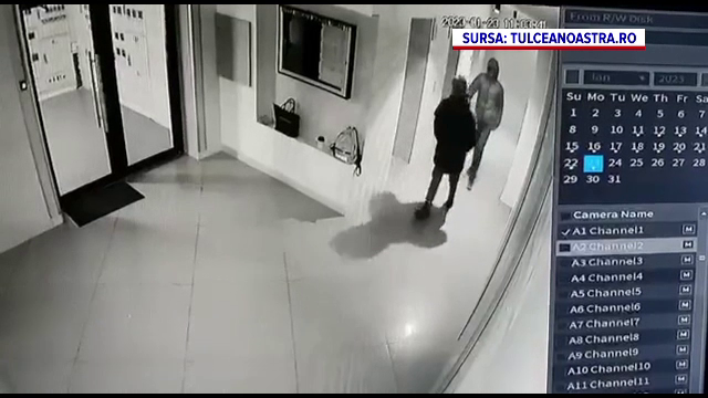 Doi indivizi, surprinși de camerele de supraveghere ale unui bloc în timp ce furau geanta unei femei de serviciu