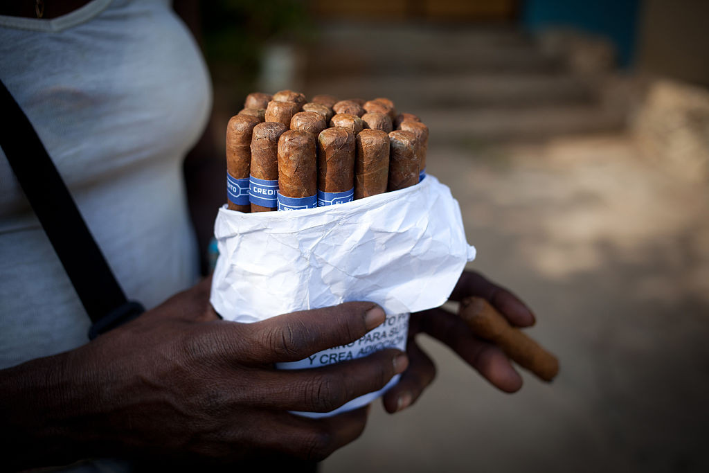 O femeie gardian a întreținut relații intime cu un deținut, apoi și-a folosit vaginul pentru a aduce în închisoare trabucuri