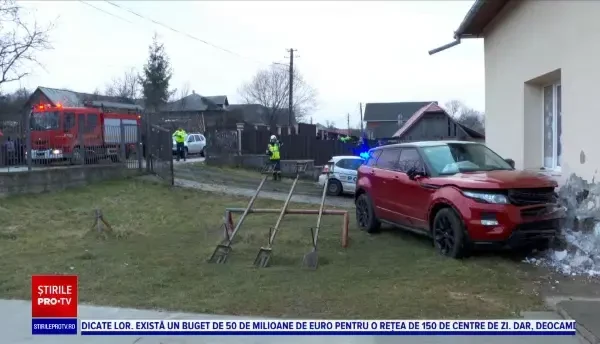 Cinci răniți, după ce un șofer băut a intrat cu mașina într-un grup de copii și s-a oprit într-o grădiniță, în Bistrița