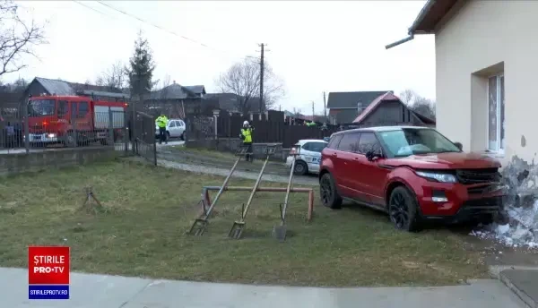 Cinci răniți, după ce un șofer băut a intrat cu mașina într-un grup de copii și s-a oprit într-o grădiniță, în Bistrița