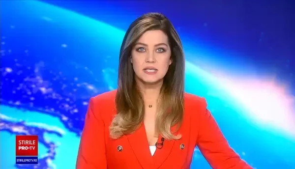 Doi indivizi, surprinși de camerele de supraveghere ale unui bloc în timp ce furau geanta unei femei de serviciu