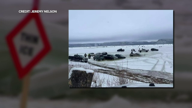 Zi relaxantă transformată într-un coșmar. Un lac înghețat pe care se aflau mașinile unor pescari s-a spart