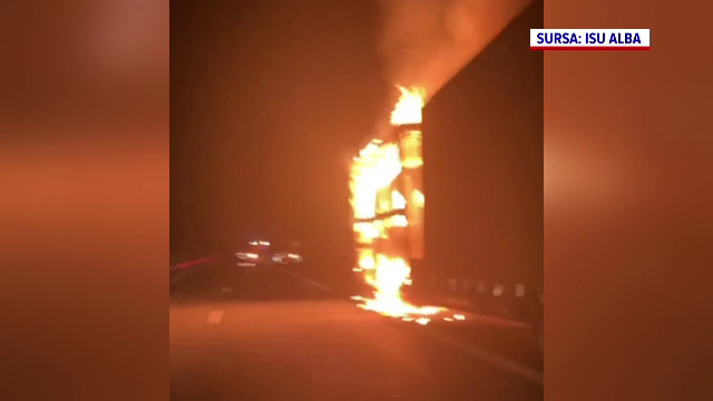 Un camion a luat foc pe A10. De la ce a pornit incendiul