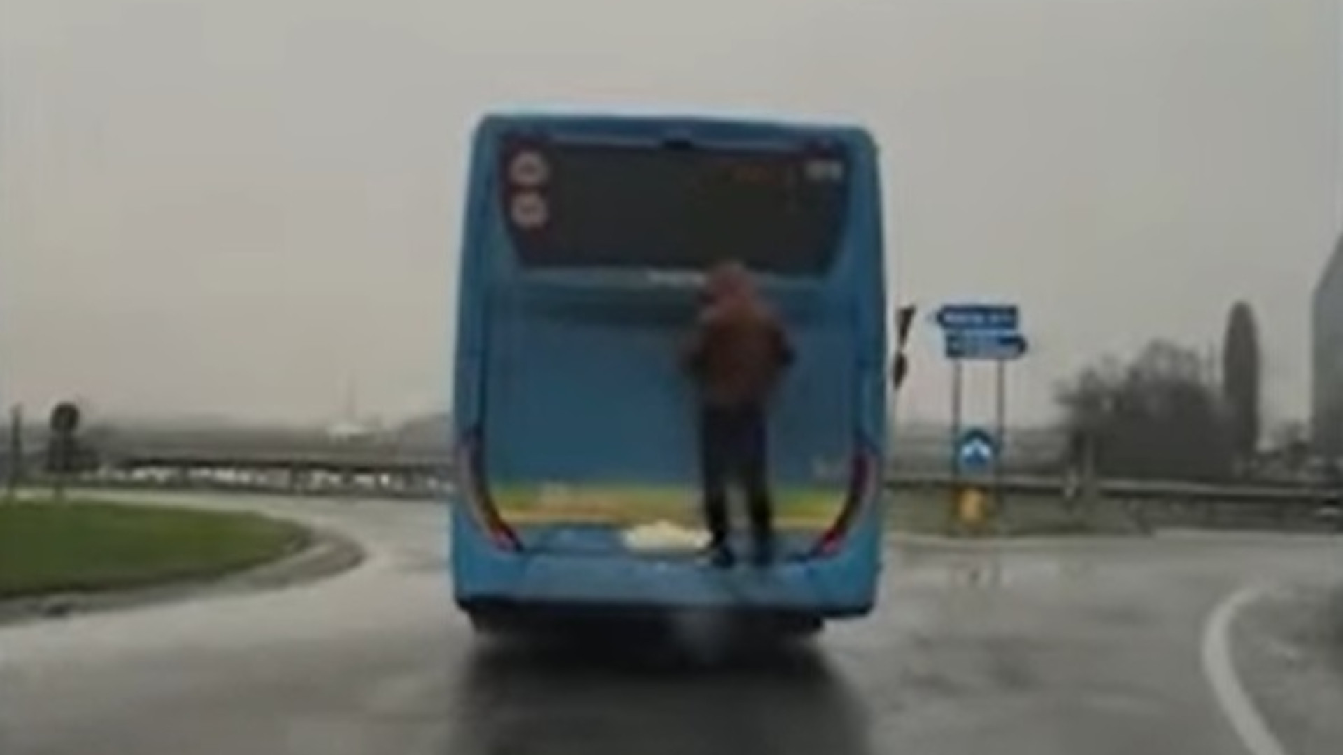Un tânăr a fost filmat în timp ce călătorea agățat de un autobuz. Motivul din spatele cascadoriei riscante | VIDEO