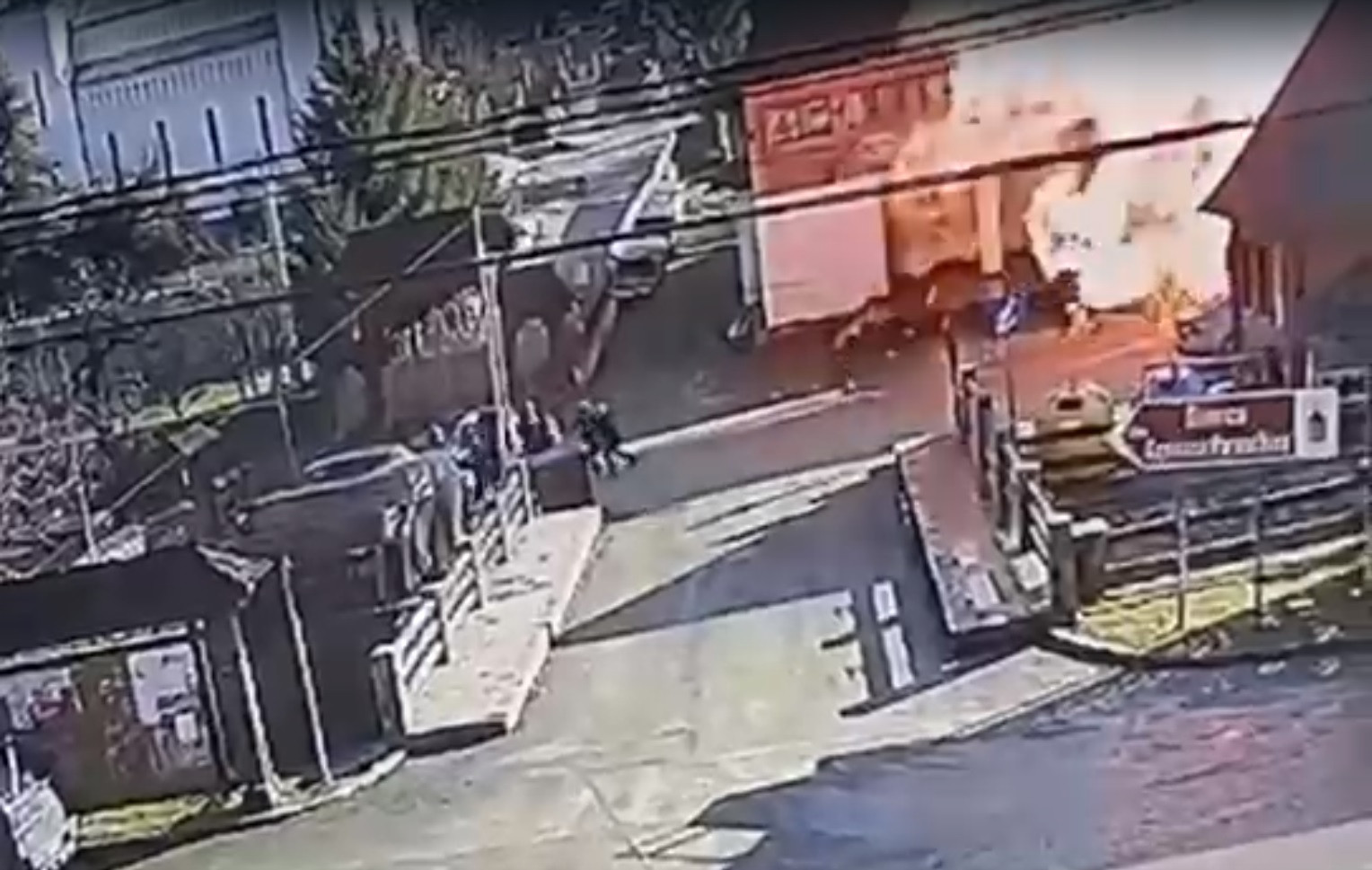 VIDEO. Momentul în care un bărbat se întoarce să salveze o fetiță de 3 ani după explozia din Botiza, Maramureș