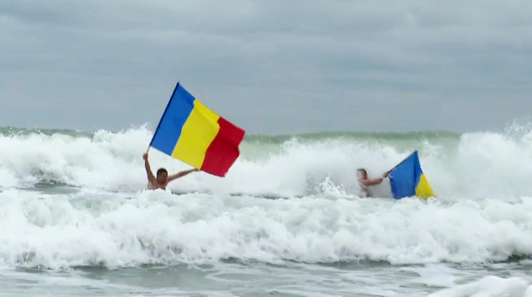 Baie în mare, cu steagul în mână, și Hora Unirii pe plajă. Cum au sărbătorit doi constănțeni Mica Unire. Afară erau 3 grade