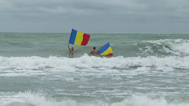 Unirea Principatelor Române, sărbătorită într-un mod inedit. Oamenii au făcut baie în mare cu drapelul