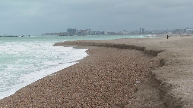 Marea a înghițit zone întregi din plaja lărgită. Porțiuni din stațiunea Mamaia, distruse din cauza furtunilor puternice