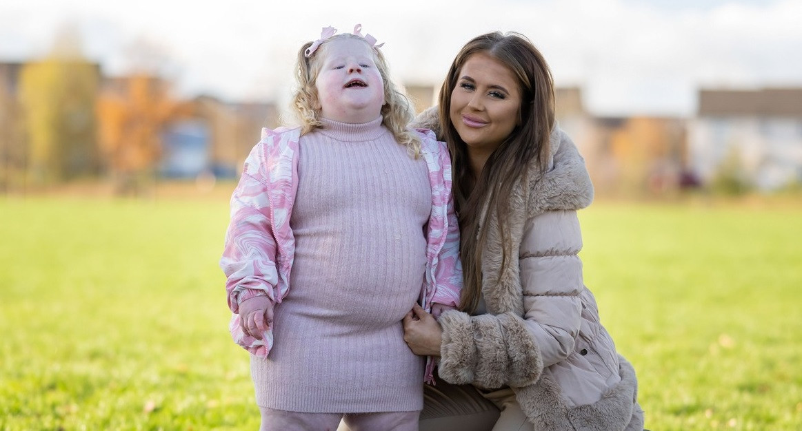 O fetiță de 5 ani, căreia îi este foame tot timpul, cântărește peste 44 de kilograme. Boala rară de care suferă