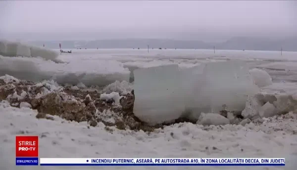Zi relaxantă transformată într-un coșmar. Un lac înghețat pe care se aflau mașinile unor pescari s-a spart