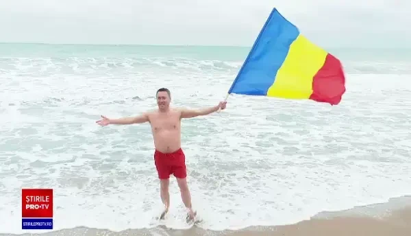 Baie în mare, cu steagul în mână, și Hora Unirii pe plajă. Cum au sărbătorit doi constănțeni Mica Unire. Afară erau 3 grade