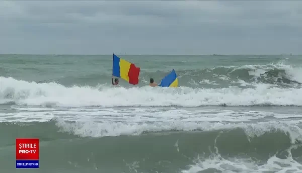 Unirea Principatelor Române, sărbătorită într-un mod inedit. Oamenii au făcut baie în mare cu drapelul