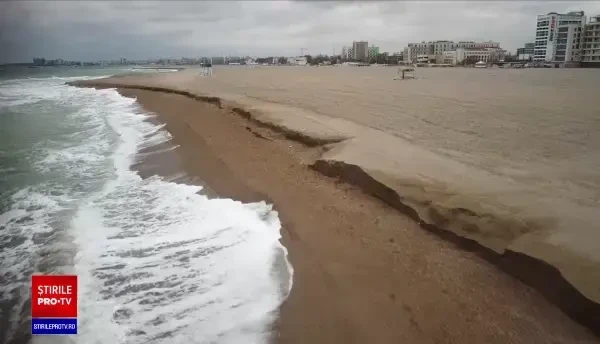 Marea a înghițit zone întregi din plaja lărgită. Porțiuni din stațiunea Mamaia, distruse din cauza furtunilor puternice