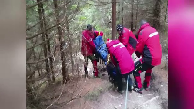 Salvamontiștii din Bran au intervenit pentru recuperarea unui bărbat care și-a fracturat piciorul în timp ce urca pe munte