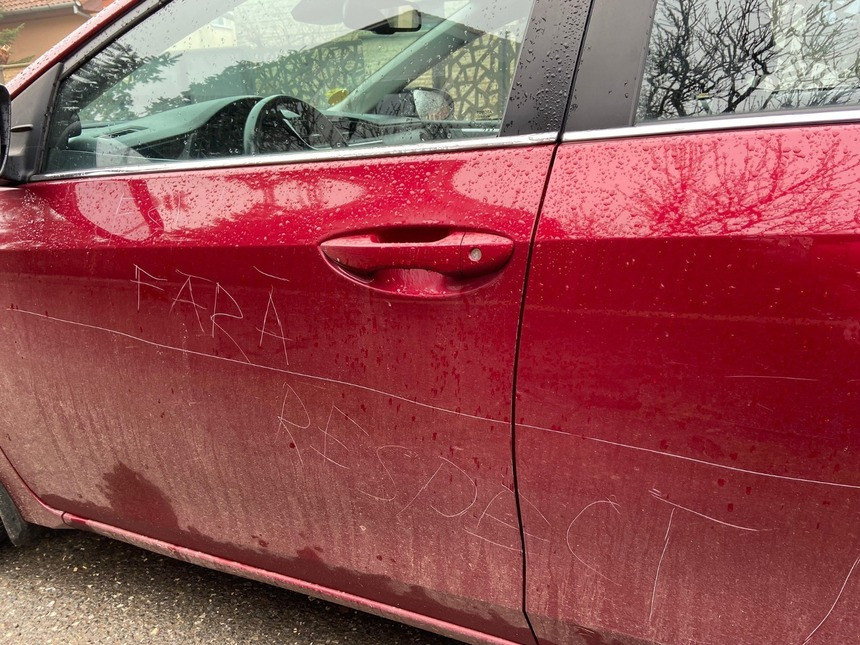 Viceprimarul liberal al municipiului Timişoara, Cosmin Tabără, şi-a găsit maşina vandalizată: Se încearcă intimidarea mea
