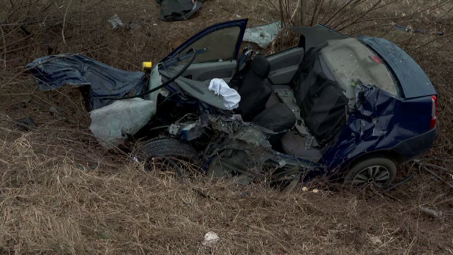 Un tânăr a murit după ce a intrat cu mașina într-o autospecială de pompieri. În trecut a vrut să se sinucidă