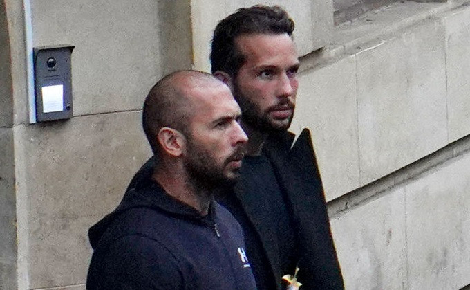 STENOGRAME. Frații Tate, interceptați când vorbeau despre fetele care făceau videochat pentru ei: „Îi scot sânii puși”