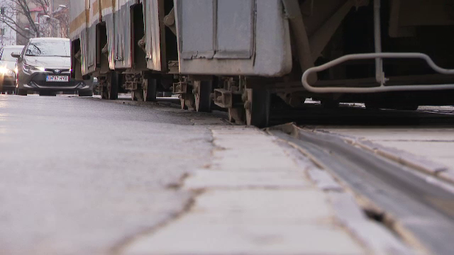 Călătoria cu tramvaiul, o aventură periculoasă în Capitală. Cinci garnituri au deraiat în ultimele trei zile. „Jale, jale”