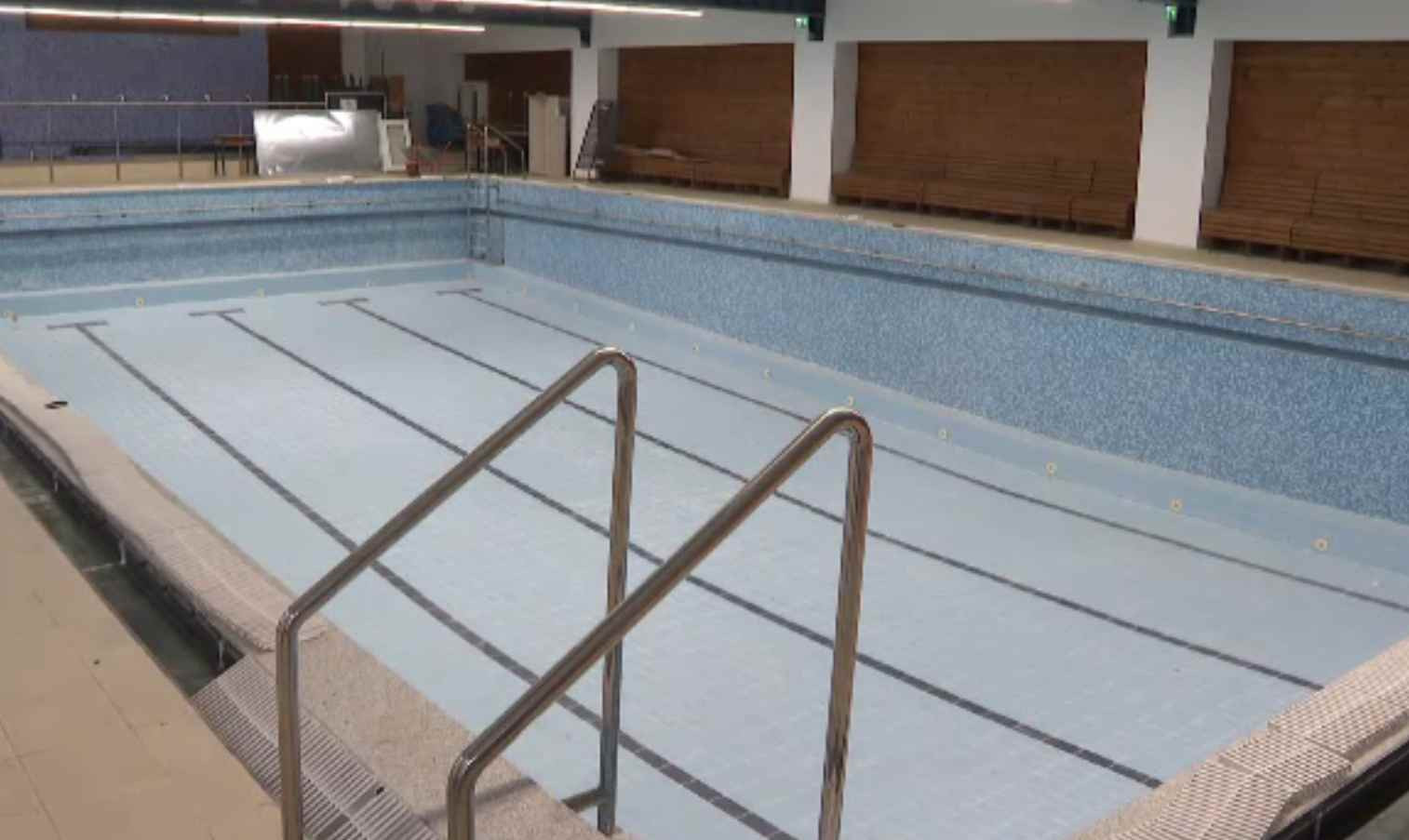 Bazinele de înot construite în școli au început să se închidă. Unele stau încuiate din neștiință ori lipsa banilor