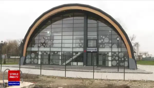 Bazinele de înot construite în școli au început să se închidă. Unele stau încuiate din neștiință ori lipsa banilor