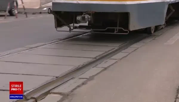 Călătoria cu tramvaiul, o aventură periculoasă în Capitală. Cinci garnituri au deraiat în ultimele trei zile. „Jale, jale”