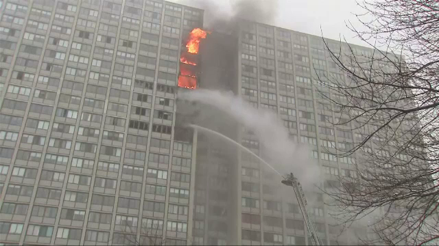 Cel puțin o persoană a murit și alte șase au ajuns la spital în urma unui incendiu violent, în Chicago