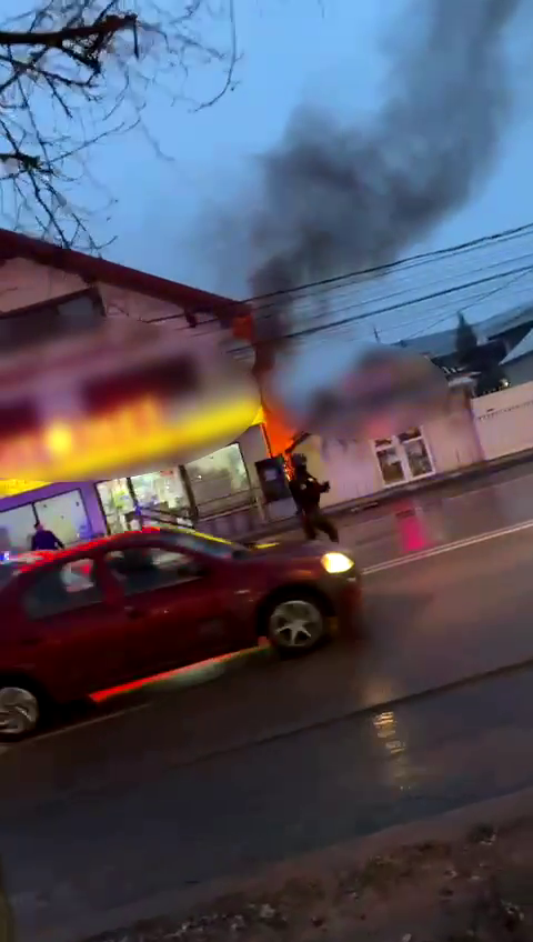 Un bărbat cu probleme psihice a tăiat cu un topor țeava de gaze a unui imobil din Focșani. Ce a mai făcut înainte