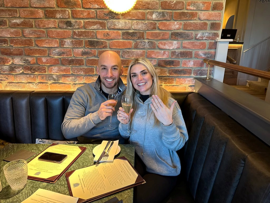 Ca în filmele de comedie. Și-a stricat de patru ori cererea în căsătorie, fără să vrea. Cum și-a exasperat iubitul