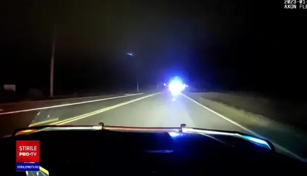 Un bărbat a furat o mașină cu tot cu soția proprietarului. Femeia adormise pe bancheta din spate