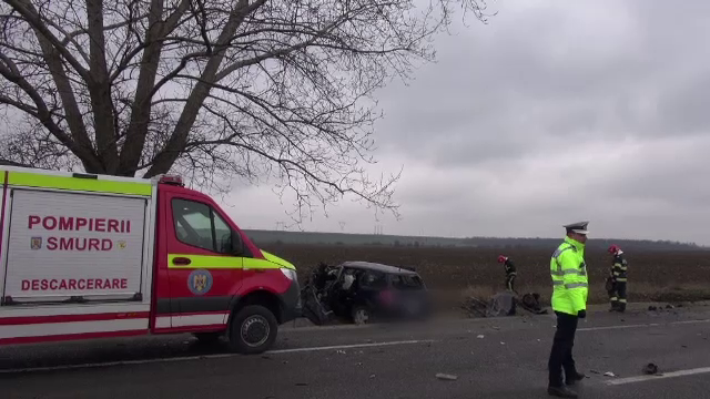 Un bărbat se luptă pentru viață, după ce mașina lui a fost izbită de un TIR. Motorul a fost găsit la 10 metri distanță