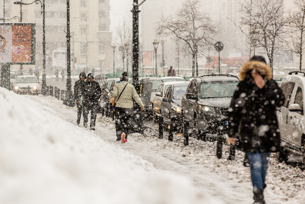 Sute de utilaje intervin în Bucureşti pentru a evita depunerea de polei. S-au raportat probleme pe unele artere principale