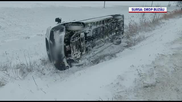 Trafic de coșmar în țară din cauza ninsorilor. Zeci de mașini s-au răsturnat ori au rămas blocate