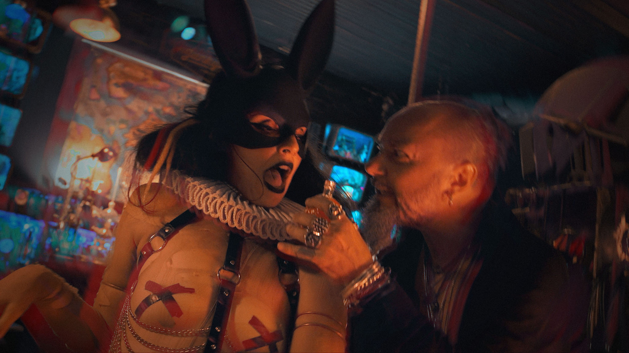 Formația de rock ALTAR, un nou videoclip: ”The game”. În clip, Dracula vine din trecut cu o mașină a timpului