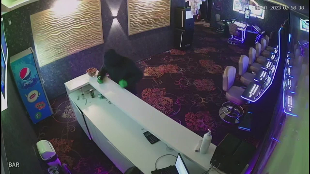 Doi indivizi au jefuit o sală de jocuri din Deva și au amenințat casiera cu un cuțit. Isprava a fost surprinsă de camere