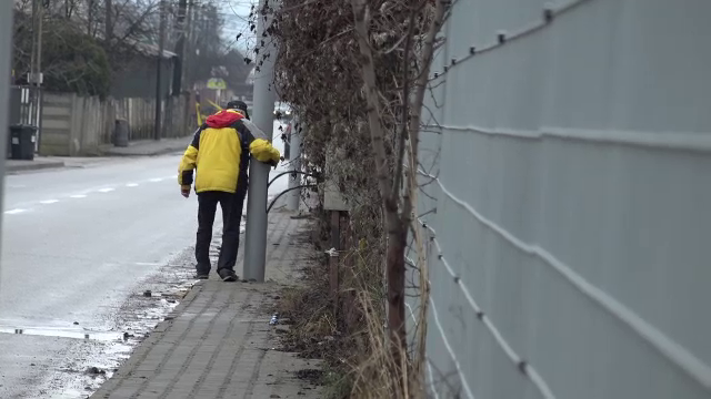 Stâlpi în mijlocul trotuarului, la Alba Iulia. Autoritățile spun că au respectat proiectul rețelei de iluminat public