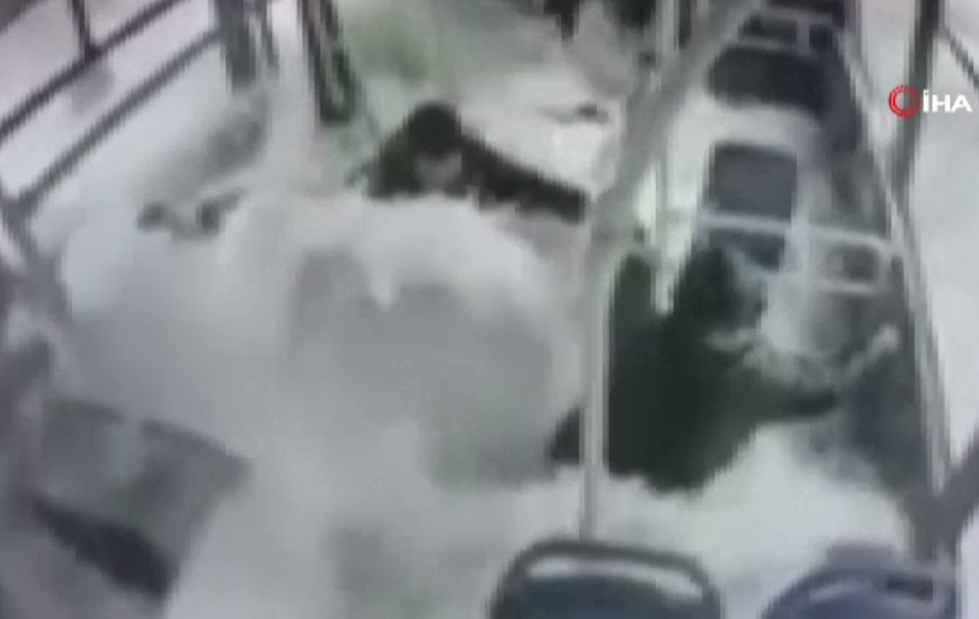 Un autobuz scăpat de sub control a plonjat într-un lac din Turcia. Imagini dramatice surprinse din interiorul vehiculului