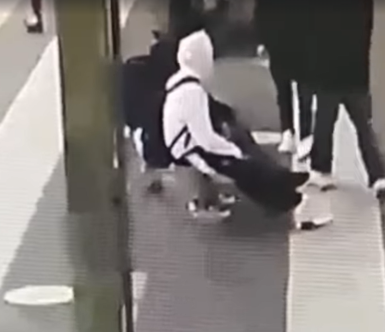 Un adolescent român a fost împins sub tren de doi colegi pentru că i-ar fi dat mesaje unei fete. „Ar fi putut să-l omoare”