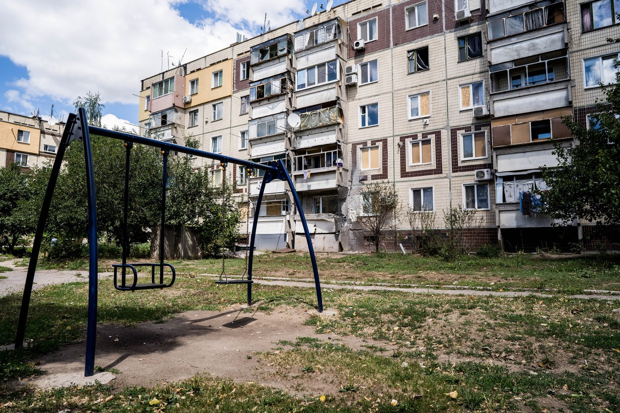 Mărturii din Nikopol, orașul ucrainean în care nimeni nu intră. "Zilnic, pe deasupra casei zboară proiectile"