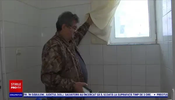 Mâncare ținută lângă vasul de toaletă și apă pentru clienți infestată cu E-coli. Două hoteluri din Gorj au fost închise