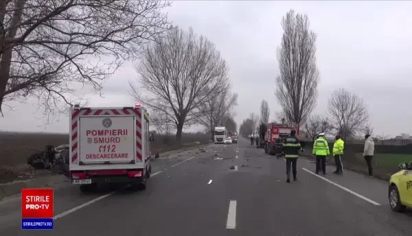 Un bărbat se luptă pentru viață, după ce mașina lui a fost izbită de un TIR. Motorul a fost găsit la 10 metri distanță
