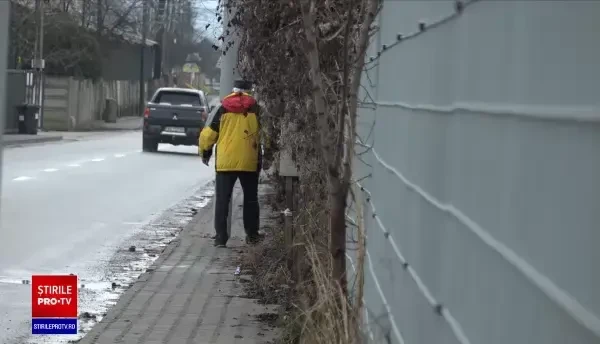 Stâlpi în mijlocul trotuarului, la Alba Iulia. Autoritățile spun că au respectat proiectul rețelei de iluminat public