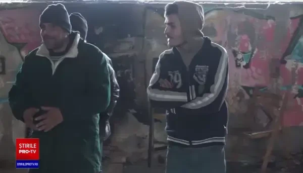 Povestea cutremurătoare de viață a zece oameni ai străzii din Iași, care s-au adăpostit de iarnă într-o hală. „Sunt singur”