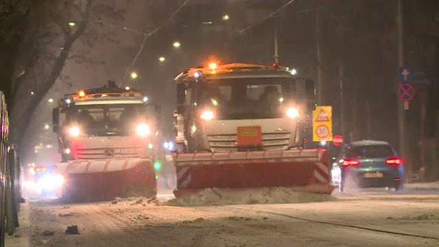 Ninsorile au revenit în centrul ţării. Utilajele de deszăpezire, în acţiune pe mai multe drumuri naţionale