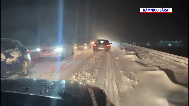 Ninsorile au dat traficul peste cap în toată țara. Șoferii au așteptat ore întregi în coloane. Stare de alertă în Vrancea