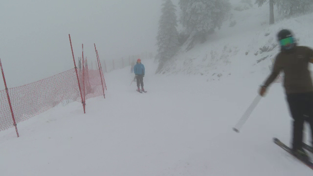 Ninsorile din ultimele zile au deschis sezonul de schi pe mai multe pârtii din țară. „Sunt super fericită”