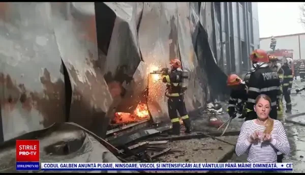 Incendiu puternic la un depozit din Voluntari: Pompierii intervin cu 16 autospeciale. Locatarii unui bloc, evacuați | FOTO