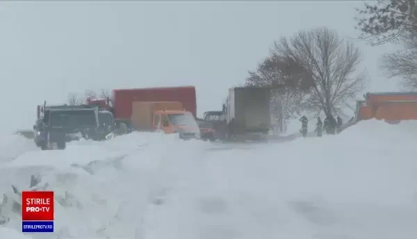Ninsorile au dat traficul peste cap în toată țara. Șoferii au așteptat ore întregi în coloane. Stare de alertă în Vrancea